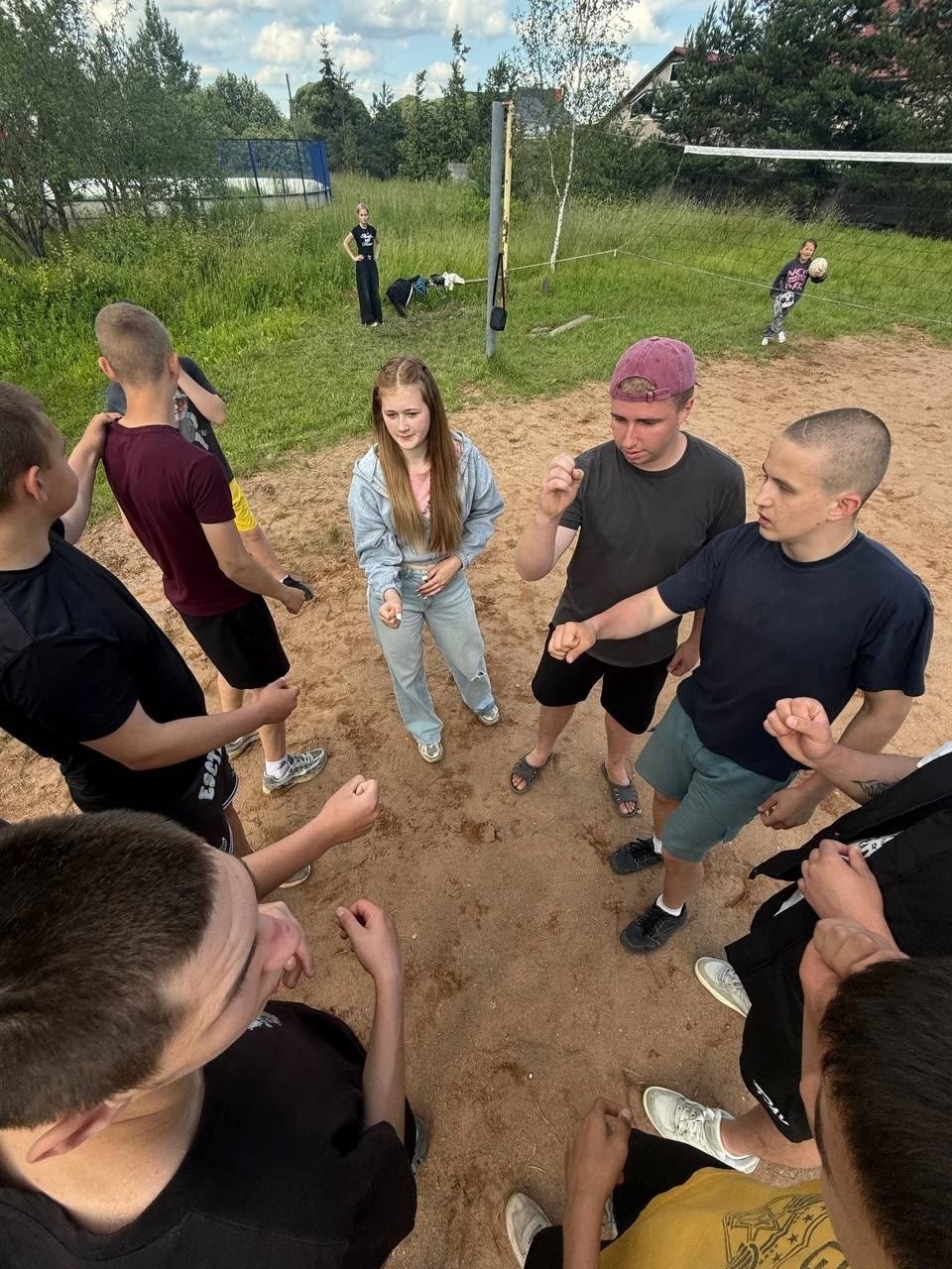 Пятничный вечер в ТОС «Коммунар»: спорт и забота о красоте🏐🌿.