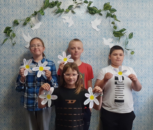 📚🌼 В Зуевской сельской библиотеке прошёл увлекательный мастер-класс, посвящённый Дню семьи, любви и верности! 🌼📚.