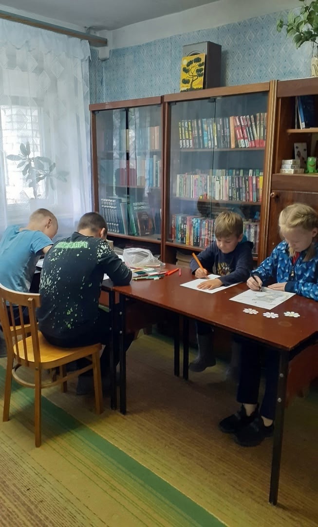 Час творчества «Наши пушистые» в Зуевской библиотеке.