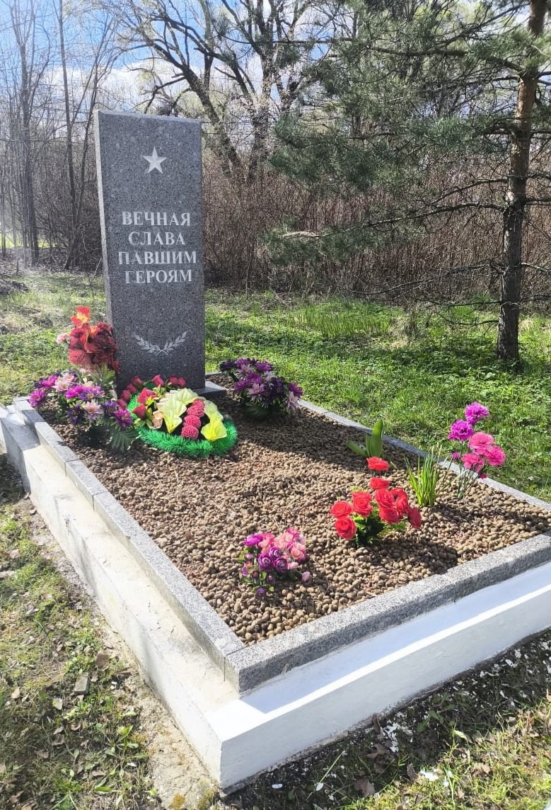 Благоустройство братской могилы воинов Советской Армии в деревне Зуево.